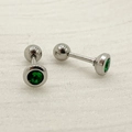Primer plano de pendientes de circonita verde con cierre de bola roscada plateada - Base Plateada/Circonita Verde / Plata/Verde