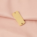 Primo piano del ciondolo rettangolare in acciaio inossidabile dorato su tessuto rosa morbido - Oro Corto (30mm*12mm)