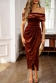 Elegant off-shoulder brown velvet maxi dress with waist cinching and side slit design - S / Brown