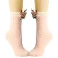 Detail von rosa Korallenvlies-Socken mit 3D-Rentier-Dekor und weißen Umschlägen - Rentier mit Fliege / Rosa