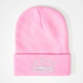Détail de la broderie étoile et de la texture en maille côtelée de ce bonnet rose - Rose