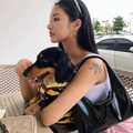 Sac croissant en cuir verni noir rétro porté avec une tenue blanche minimaliste - Noir