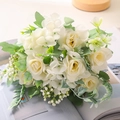 Ramo de rosas blancas y hortensias artificiales con follaje verde decorativo - crema