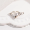 Detalle macro del cierre de plata de ley S925 en forma de corazón para pulseras - Cierre de Corazón Grande / Oro Blanco