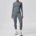 Dettaglio del set da yoga grigio con fori per i pollici e tessuto elastico aderente - Grigio scuro