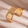 Close-up van een brede minimalistische gouden open armband met gepolijste metalen afwerking - Onregelmatige Golf (HB1897) / Goud