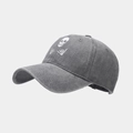 Détail d'une casquette de baseball en coton délavé gris avec motif crâne - Réglable / Gris