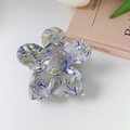 Elegante bloemvormige haarklem van acetaat met paars en blauw marmerpatroon voor dames - Bloemenblauw
