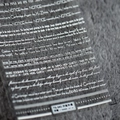 Adesivo per unghie 5D con testo poetico inglese TS-341 su velluto grigio scuro - TS-341 Frammenti di Poesia di Cambridge