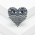 Dettaglio della spilla a cuore con cristalli blu ed eleganti nappe scintillanti - Blu Aurora