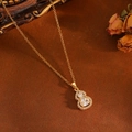 Vue détaillée du collier pendentif gourde dorée avec zircons blancs et cristaux brillants - Collier Wu Lou Zircon Blanc Doré (T029)