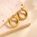 Créoles en acier titane plaqué or 18k avec un motif géométrique texturé en nid d'abeille - EH091/Nid d'Abeille Géométrique