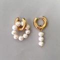 Détail de boucles d'oreilles asymétriques en perles d'eau douce baroques et créoles dorées - E297 Perle d'eau douce asymétrique