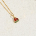 Collier en chaîne dorée avec un pendentif pastèque en zircon sur fond beige - Tranche de Pastèque (XL2630)