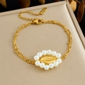 Pulsera de cadena de acero inoxidable dorado con colgante ovalado rodeado de perlas - Estilo de Cadena Doble con Colgante Ovalado a Rayas y Halo de Perlas (B1743)