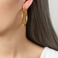 Classici orecchini a cerchio intrecciati dorati da donna con trama a spirale lucida - Oro Grande 4.7cm