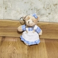 Détail d'un porte-clés ours en peluche en robe à carreaux bleus avec anneau métal - Hauteur: 10cm / Style Femme Bleu
