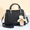 Borsa a mano nera in pelle PU con logo JING&PIN, tracolla e ciondolo a forma di orso - Nero