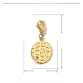 Makroansicht von goldenem Edelstahl-Anhänger mit rotem Strass und Abmessungen - Gehämmerte Münze mit rotem Zirkon (YF062x3)