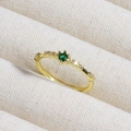 Macro shot of gold-plated ring with round emerald zircon and micro-pave diamond details - Round Green Gemstone With Pave Band (款式8)