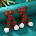Ohrringe im Weihnachtsschal-Stil mit rot-grünen Strickstreifen und weißen Pompons - Grün gestreifter Schal
