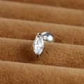 Macro-opname van marquise-zirkonia oorknopje met schroefbal op bruin fluweel - Marquise Zirkonia/Schroefsluiting / Zilver