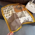 Foulard quadrato effetto seta con motivi classici di cavalli e disegni geometrici - 70x70cm / Giallo (FJ790-2)