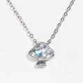 Primo piano di una collana con ciondolo a fungo argentato e intarsio in opale scintillante - Fungo Argentato (Opale) - Stile 4