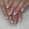 Kurze Mandel-Kunstnägel mit rosa 3D-Blumen, weißen Perlen und French-Farbverlauf-Design - 3D Blume Französisch Verlauf Stil (JP3860)