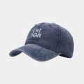 Détail de la casquette en coton délavé bleu marine avec broderie blanche CAT MOM - Réglable / Bleu marine