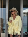 Completo chic giallo chiaro con cardigan a maniche lunghe con volant e pantaloncini estivi - S / Giallo