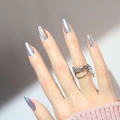Zilveren lava-ring met parelhanger en bolletjesketting aan hand met aurora-nagels - Lijm Type / Aurora Holografische Stijl (Y-379)