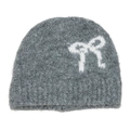 Détail du bonnet en laine gris avec motif nœud blanc et texture mohair moelleuse - Gris