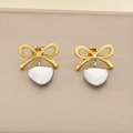 Dettaglio di orecchini a cuore bicolore in oro e argento su un supporto strutturato - Bicolore (Oro e Argento)