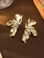 Dettaglio di grandi orecchini a fiore dorato con trama in metallo spazzolato su pelle - Stile S4233-1 / Oro