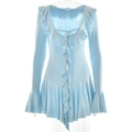 Detalle de vestido azul claro con dobladillo de volantes y lazo en el escote - S / Azul