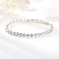 Klassisches silbernes Tennisarmband mit 4mm Zirkonia auf weißem Seidenhintergrund - 3mm Silber