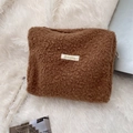 Bruine fleece make-up tas met pluche teddy textuur en minimalistisch geweven merklabel - Bruin Bouclé Fleece