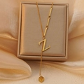 Detail van een gouden ketting met Z-hanger gedrapeerd over een zijden juwelendoos - Letter Z (WY006-Z)