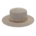 Détail d'un chapeau de paille gris clair avec couronne plate et chaîne en acrylique doré - Gris clair