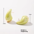 Detail view of yellow-green marble waterdrop earrings with size 2.4cm and weight info - Yellow-Green