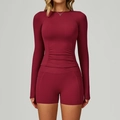 Nauwsluitende bordeaux yoga set met geplooid shirt met lange mouwen en high waist shorts - S / Lange Mouw + Shorts - Kersenrood