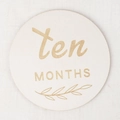 Carte étape bébé en bois pour dix mois avec gravure de feuilles sur fond en lin naturel - Dix Mois (ten MONTHS) / Pièce Unique