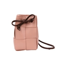 Rosa gewebte Mini-Eimertasche aus Leder mit dunkelbraunem Kordelzug und Gurt - Rosa