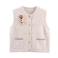 Gilet in maglia avena con fiore 3D e bottoni in legno su sfondo bianco neutro - Taglia S / Albicocca
