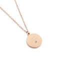 Collar con colgante redondo de oro rosa grabado Good Fortune y pequeña piedra - Oro rosa