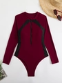 Détail de maillot de bain manches longues zippé avec lunettes rouges et chapeau de paille - S / Rouge Foncé