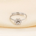 Dettaglio dell'anello a zampa di gatto argento regolabile con zirconi su raso liscio - US 6 / Argento con Zirconia (Zampa di Gatto) (KR103467-GC)