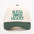 Détail de la broderie 'BLESS YOUR HEART' sur la casquette de baseball en sergé de coton - Taille unique / Crème/Vert Foncé
