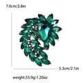 Broche de cristal verde irregular con base dorada de 7,0 cm por 5,3 cm de tamaño - Verde